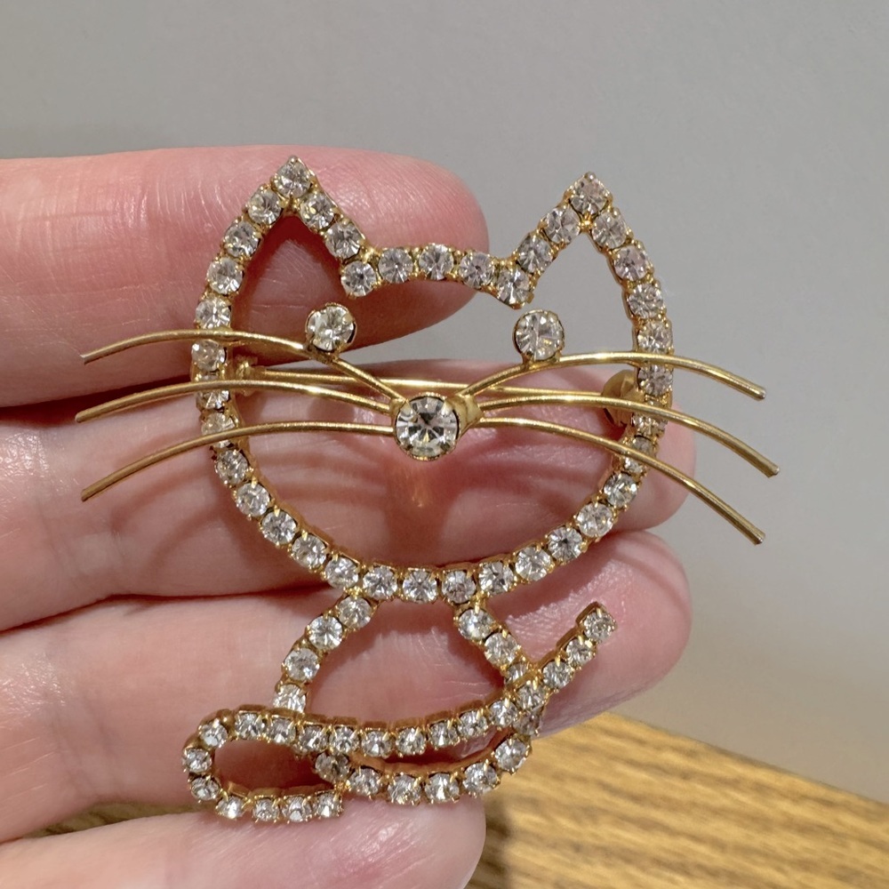 Gold tone and rhinestone Cat Brooch pin